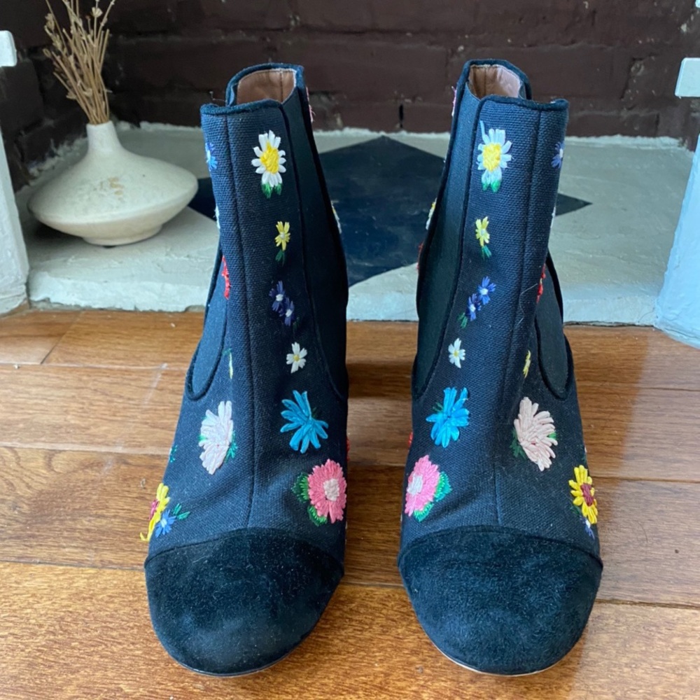 Booties with embroidered flowers